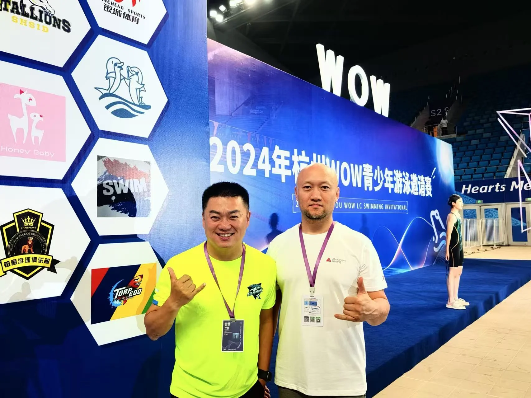 Frank与另一位活动参与者在游泳赛事现场合影